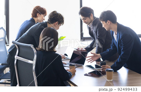 打合せをするグローバル 多国籍企業 打合せをするグローバル 多国籍企業 92499433