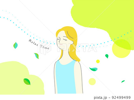 森林浴で深呼吸　リラックスする女性 92499499