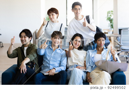 多国籍の学生 多国籍の学生 92499502