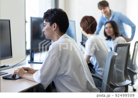 パソコンをする多国籍の学生 92499509