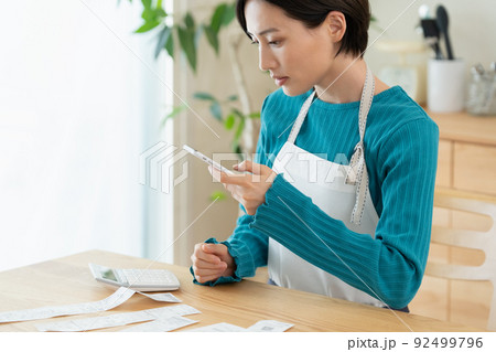 家計を管理する女性 92499796