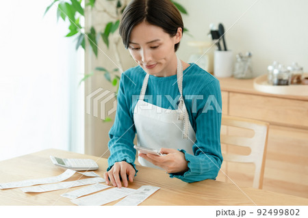 家計を管理する女性 92499802