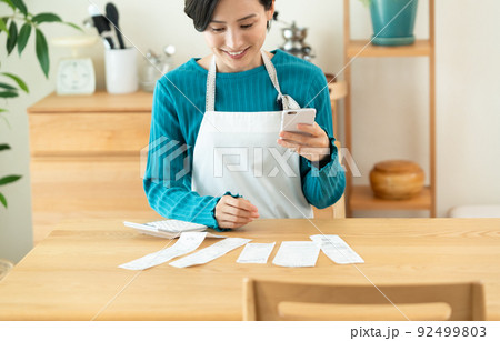 家計を管理する女性 92499803