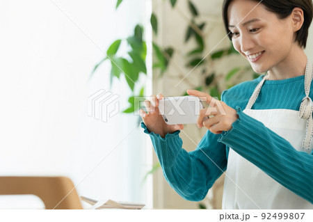 家計を管理する女性 家計を管理する女性 92499807