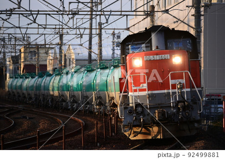 カーブを通過する石油貨物列車 92499881
