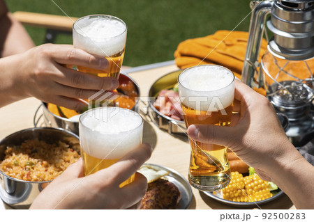 夏のアウトドアキャンプでビールを飲む 夏のアウトドアキャンプでビールを飲む 92500283