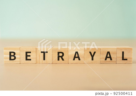 裏切りのイメージ|「BETRAYAL」と書かれたブロック 裏切りのイメージ|「BETRAYAL」と書かれたブロック 92500411