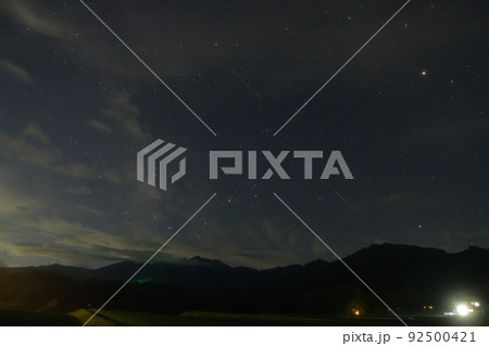 北杜市白州町、夜空星空さそり座の上を飛ぶジェット機 92500421