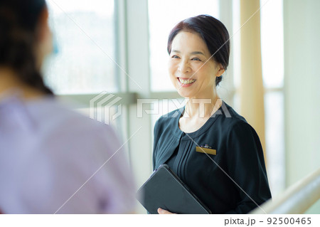 働く女性 ミドル シニア 働く女性 ミドル シニア 92500465