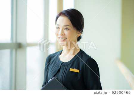 働く女性 ミドル シニア 働く女性 ミドル シニア 92500466