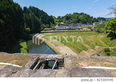 熊本県/ 新緑の通潤橋 放水口 92500546