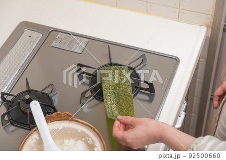 【ミドル主婦がおにぎりに巻く海苔を炙る】 【ミドル主婦がおにぎりに巻く海苔を炙る】 92500660