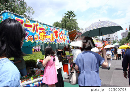 日傘をさして縁日をブラ歩き、浅草寺のほおずき市は人々をワクワクさせて 日傘をさして縁日をブラ歩き、浅草寺のほおずき市は人々をワクワクさせて 92500793