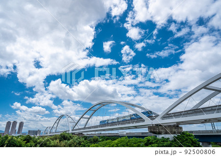 淀川にかかる鉄橋を渡るモノレール 92500806