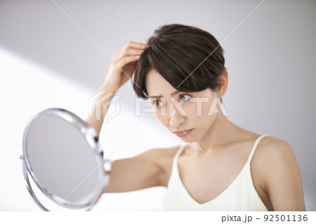 髪の毛を気にするミドル女性 92501136