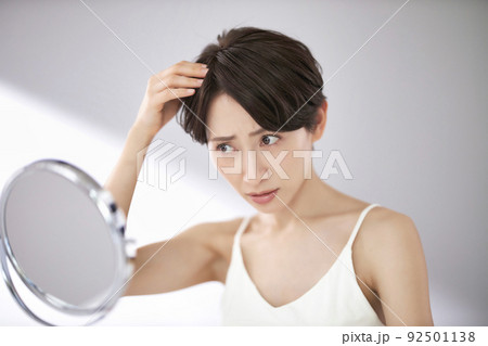 髪の毛を気にするミドル女性 92501138