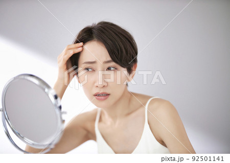 髪の毛を気にするミドル女性 髪の毛を気にするミドル女性 92501141