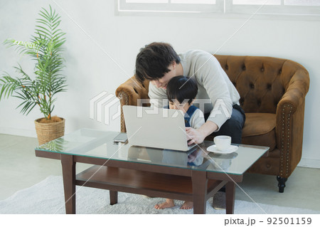 パソコンを見るパパと小さな男の子 92501159