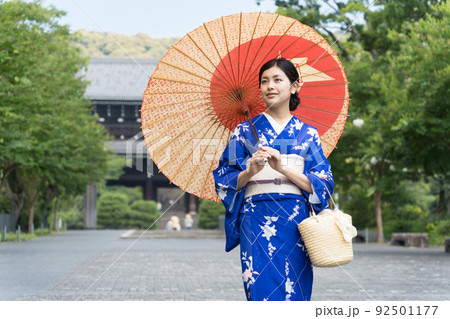 京都旅行を楽しむ着物の女性 知恩院 92501177