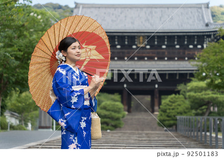 京都旅行を楽しむ着物の女性 知恩院 京都旅行を楽しむ着物の女性 知恩院 92501183