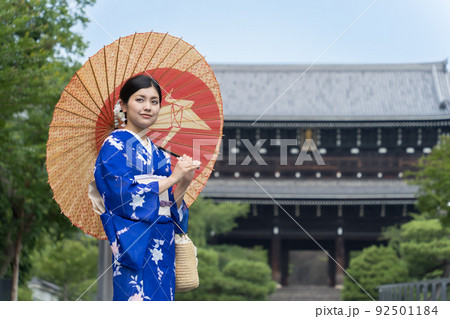 京都旅行を楽しむ着物の女性 知恩院 92501184