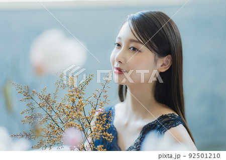 黒のノースリーブの女性 92501210