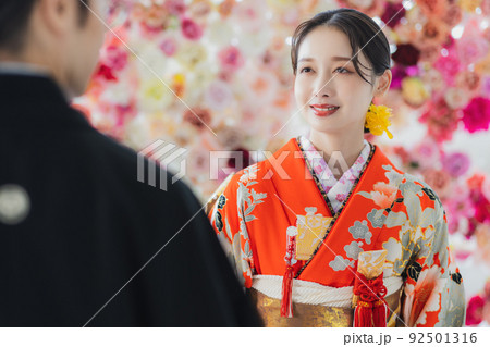 赤い引き振袖の新郎新婦 赤い引き振袖の新郎新婦 92501316
