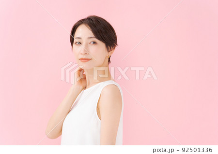スキンケアをする女性 ピンク背景 スキンケアをする女性 ピンク背景 92501336