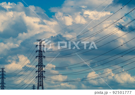 高圧送電線と青空に湧き立つ積乱雲 b-4 暖色寒色強調 高圧送電線と青空に湧き立つ積乱雲 b-4 暖色寒色強調 92501777