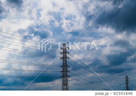 高圧送電線と雨が降り出しそうな夏の空　高彩度コントラスト 92501846