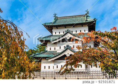青森県 弘前城　～紅葉に染まる天守～ 92501871
