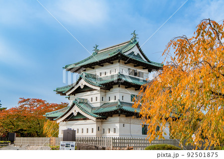 青森県 弘前城 ~紅葉に染まる天守~ 青森県 弘前城 ~紅葉に染まる天守~ 92501875