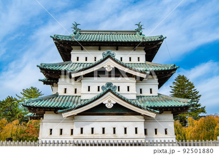 青森県 弘前城　～紅葉に染まる天守～ 92501880