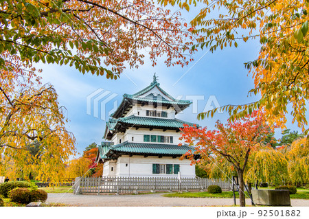 青森県 弘前城　～紅葉に染まる天守～ 92501882