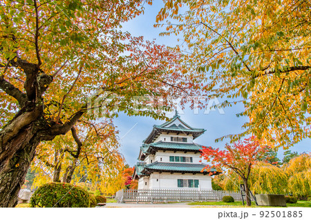 青森県 弘前城　～紅葉に染まる天守～ 92501885