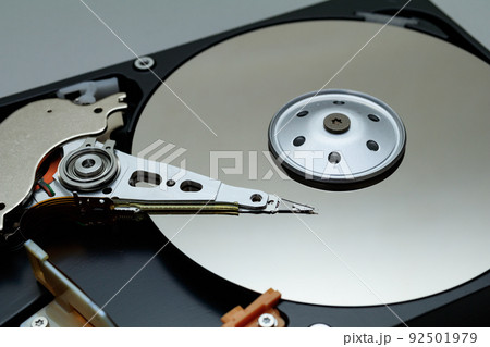 分解したハードディスクドライブの内部構造 92501979