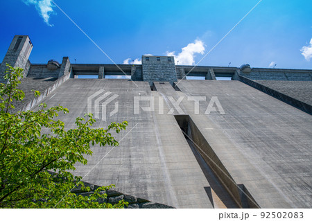 四万川ダム　日向見公園　ダム下周辺の風景　新緑の季節　 92502083