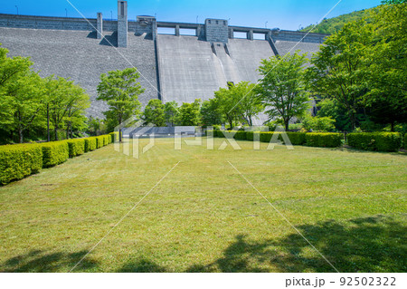 四万川ダム　日向見公園　ダム下周辺の風景　新緑の季節　 92502322
