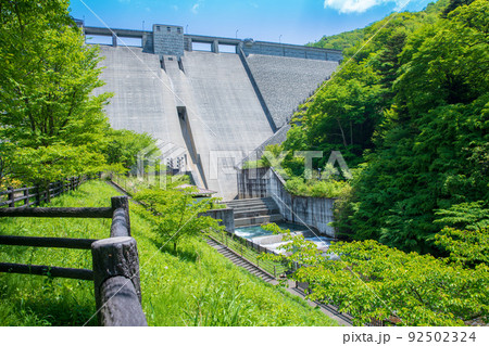 四万川ダム　日向見公園　ダム下周辺の風景　新緑の季節　 92502324