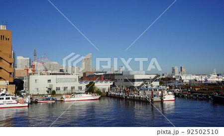 横浜港、山下公園から見たみなとみらい地区 横浜港、山下公園から見たみなとみらい地区 92502510