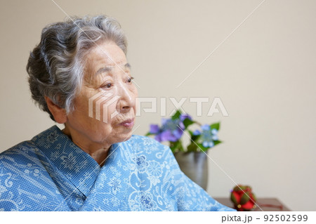 浴衣(絹紅梅)を着て部屋で佇む高齢女性 浴衣(絹紅梅)を着て部屋で佇む高齢女性 92502599