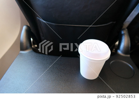国内線旅客機の飲み物サービス 国内線旅客機の飲み物サービス 92502853