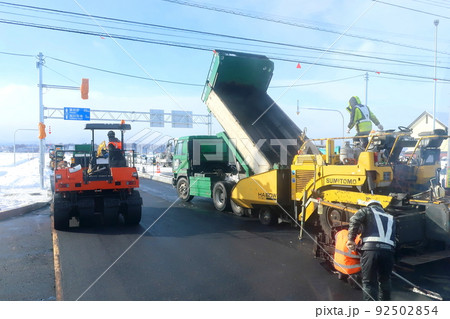 雪国の道路舗装工事 雪国の道路舗装工事 92502854