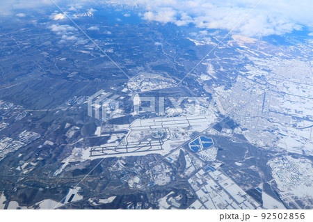 冬の旭川空港行きの旅客機から見える新千歳空港 92502856