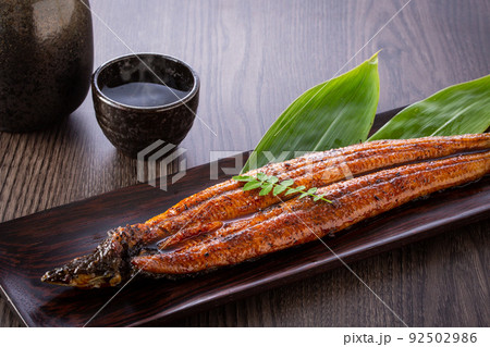 うなぎの蒲焼と日本酒 うなぎの蒲焼と日本酒 92502986