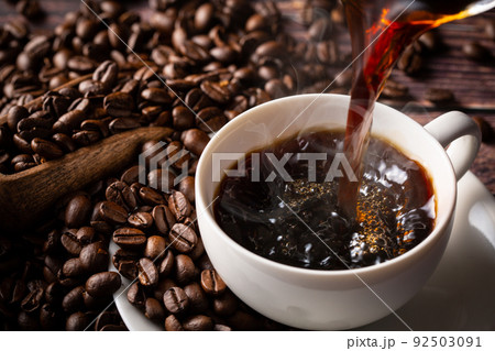 コーヒーを注ぐ コーヒーを注ぐ 92503091