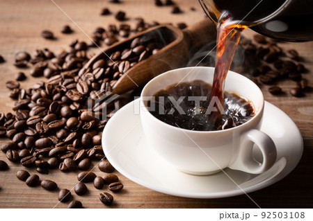 ホットコーヒーを注ぐ 92503108