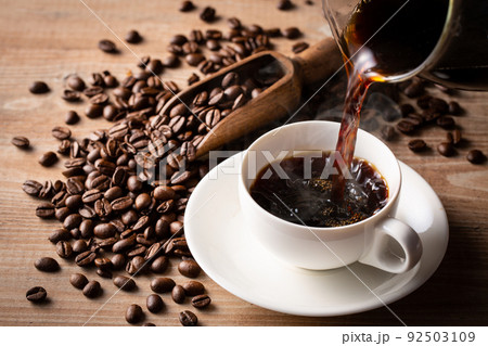 ホットコーヒーを注ぐ 92503109