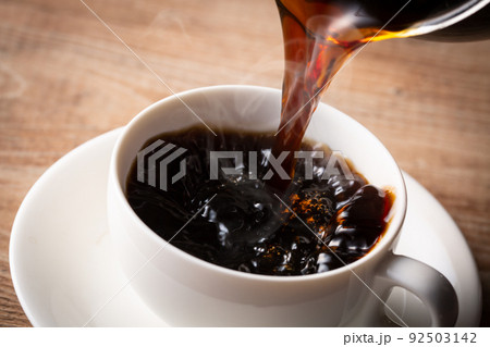 ホットコーヒーを注ぐ 92503142