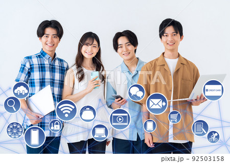 大学生　Z世代　キャンパスライフ　教育　スマホ　CG　iot　SNS　テクノロジパソコン　オンライン 92503158
